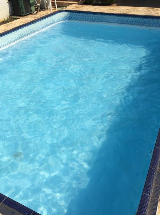 Piscina com água cristalina e azul após o tratamento